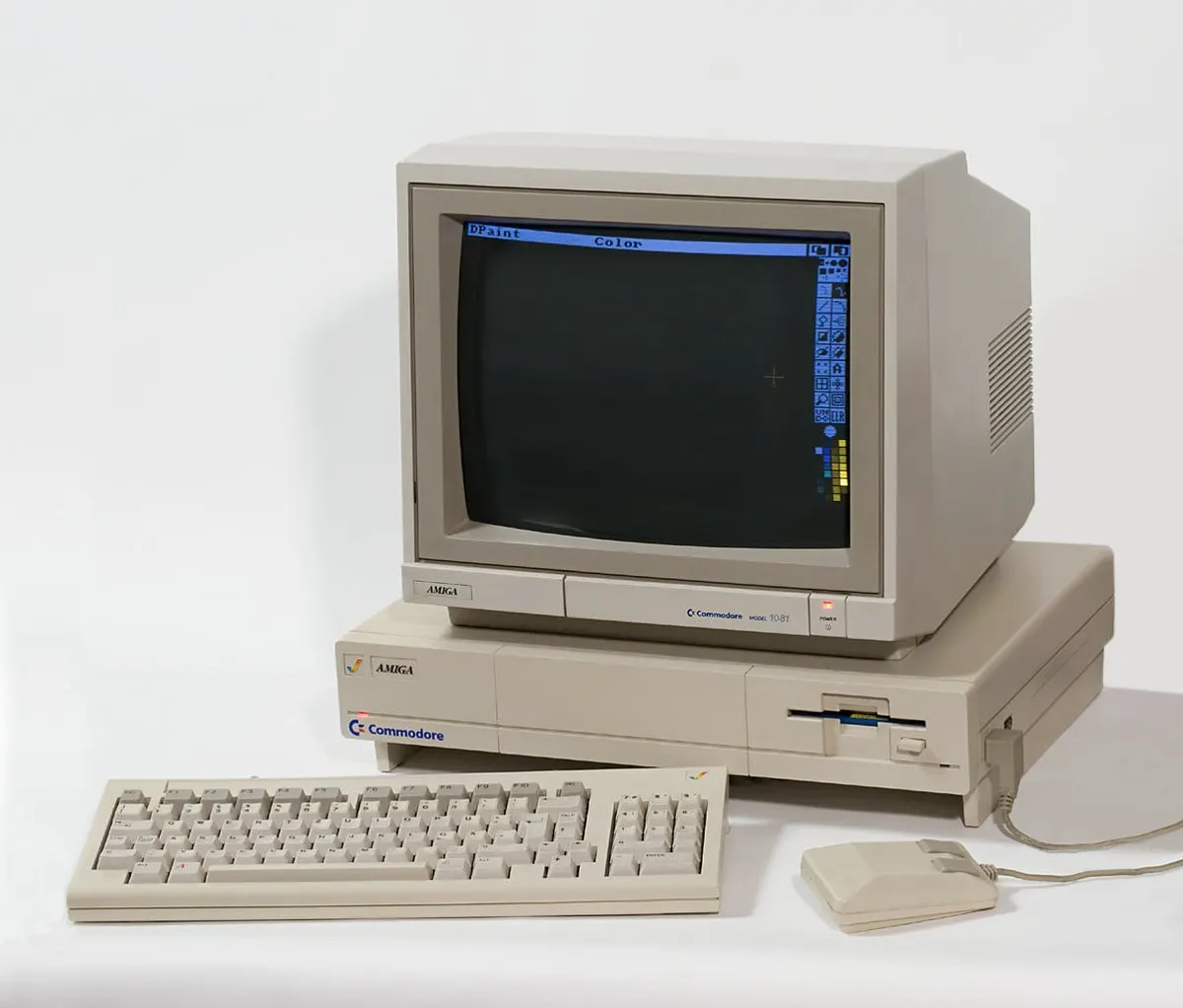Commodore Amiga 1000 con monitor Commodore 1081, tastiera e mouse; sullo schermo Deluxe Paint
