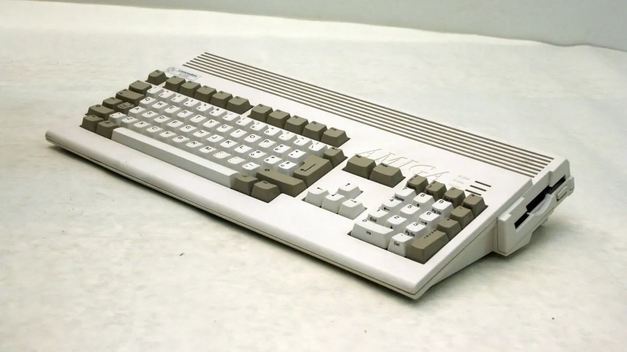 Commodore Amiga 1200 con tastiera e lettore floppy integrato