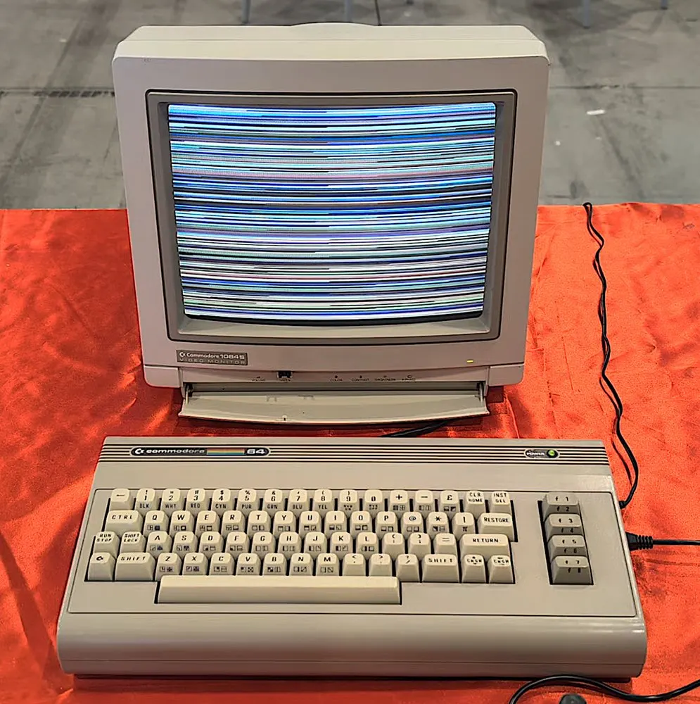 Commodore 64 con monitor Commodore 1084S