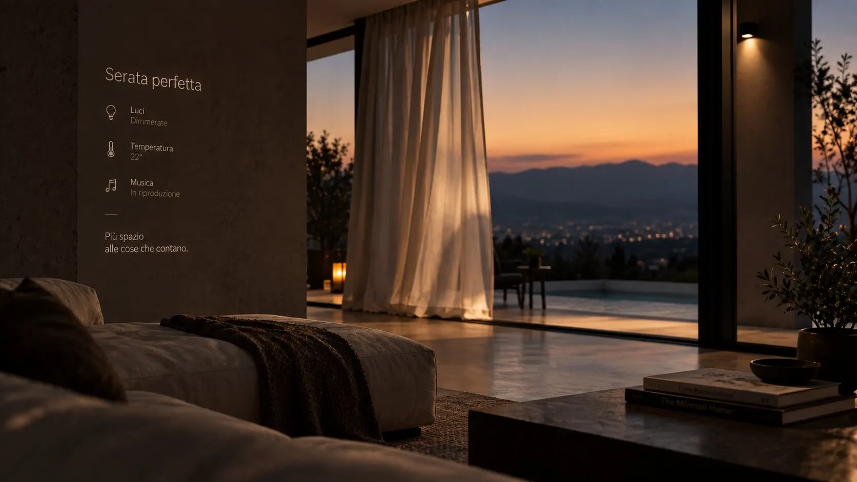 Un soggiorno in penombra affacciato su un tramonto in collina; sulla parete una scritta discreta «Serata perfetta» indica luci, temperatura e musica regolate da sole, con la frase «Più spazio alle cose che contano».