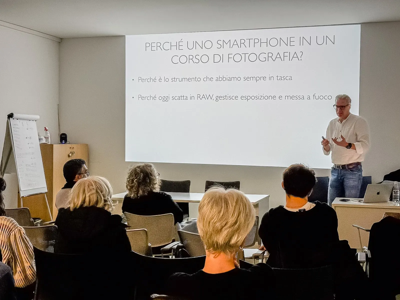 Michele Stival durante il corso di fotografia con smartphone, slide Perché uno smartphone in un corso di fotografia?
